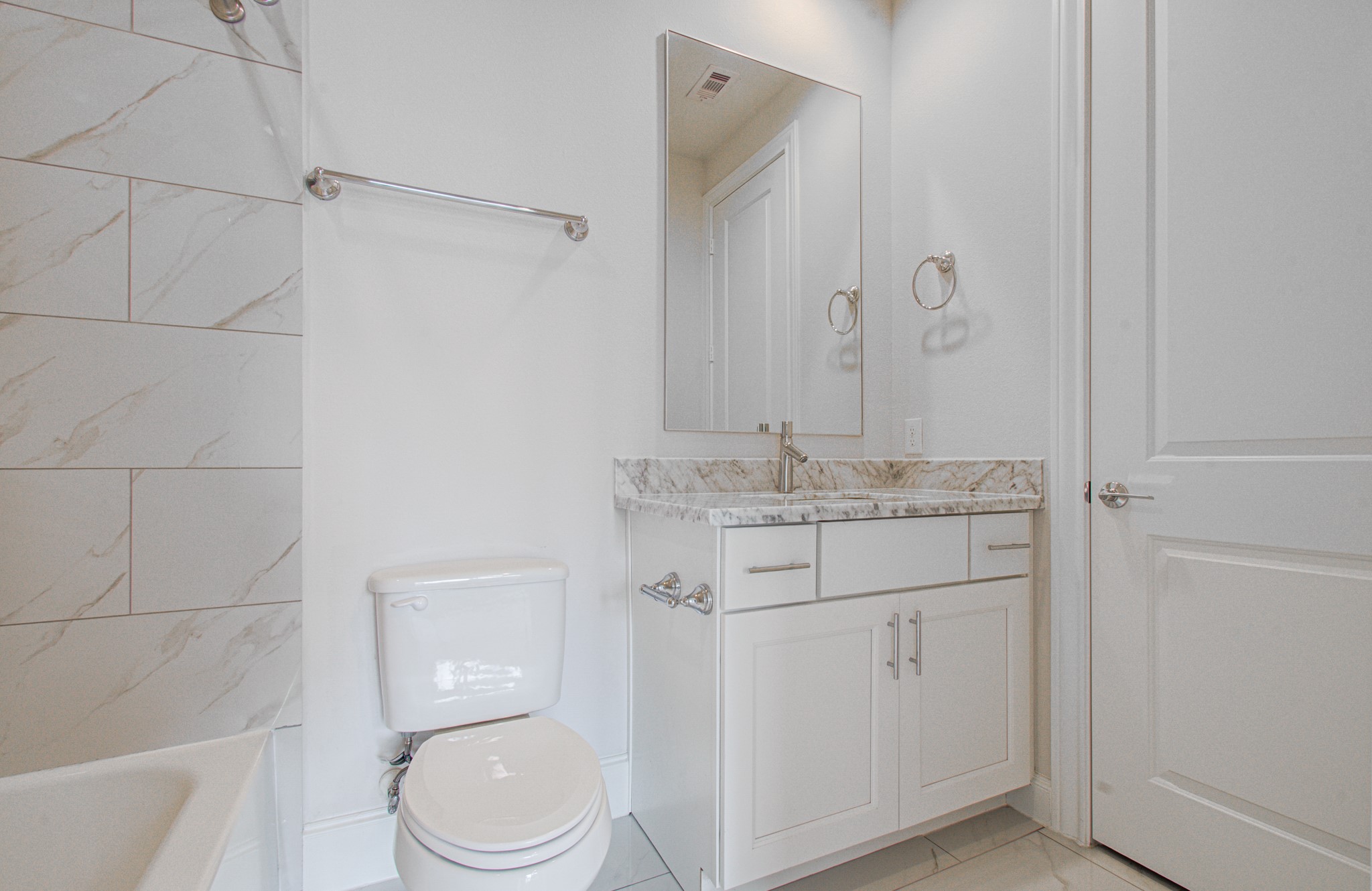9532 London Bridge Station Houston, TX 77045 - Photo 12 of 43 Full Bathroom