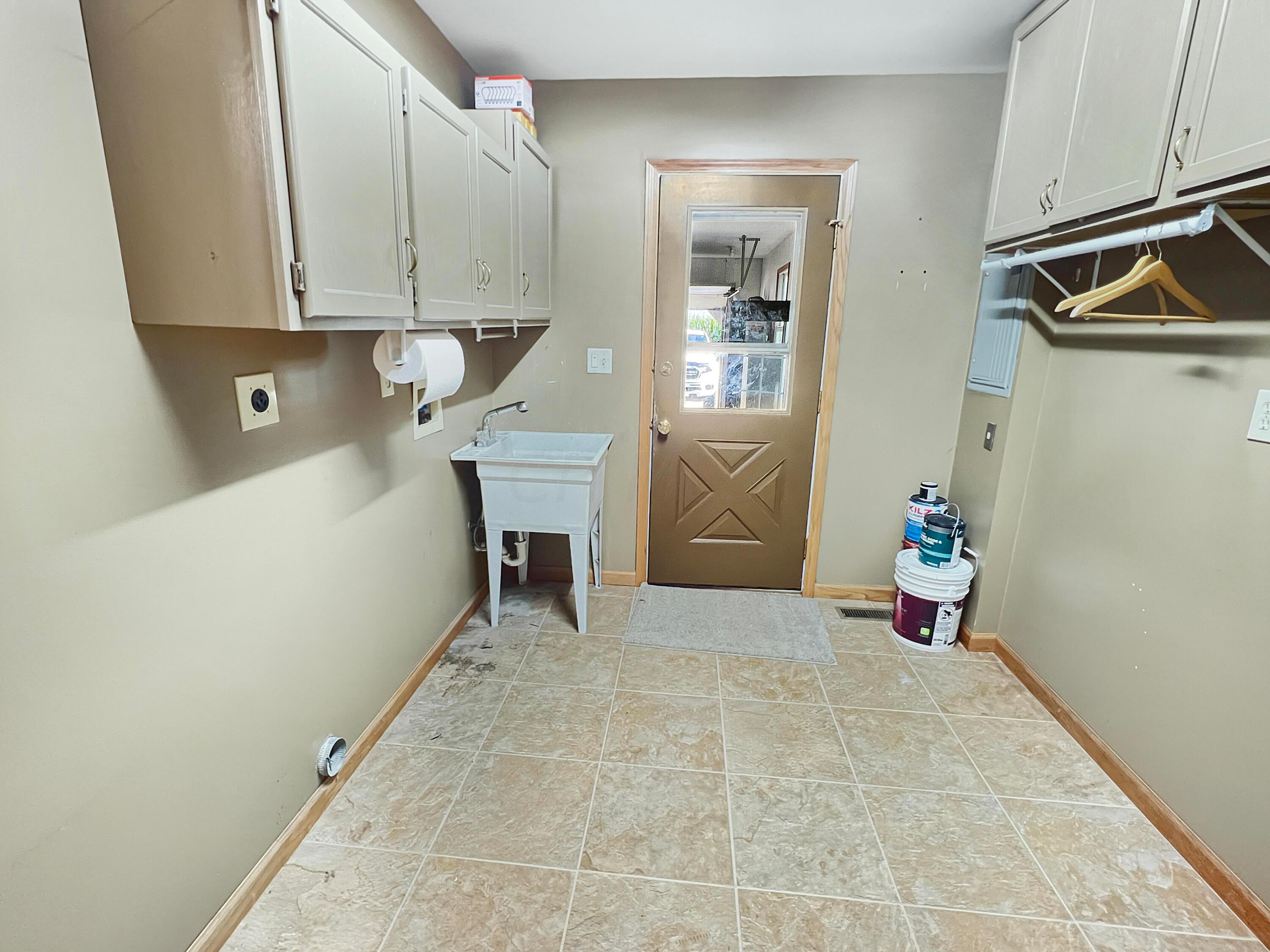 977 Jasper-Coil Road Washington Court House, OH 43160 - Photo 9 of 27 Utility laundry room