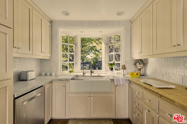 $17,000 | 13166 Valley Vista Boulevard, Studio City, CA 91604