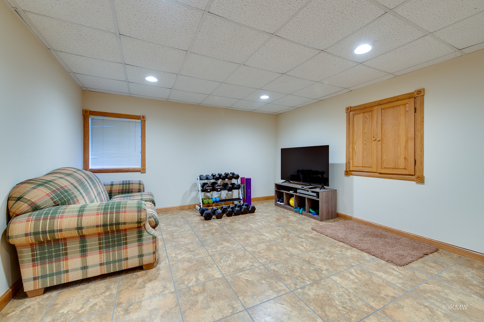 1550 Squire Lane Addison, IL 60101 - Photo 30 of 39 a living room with furniture and a flat screen tv
