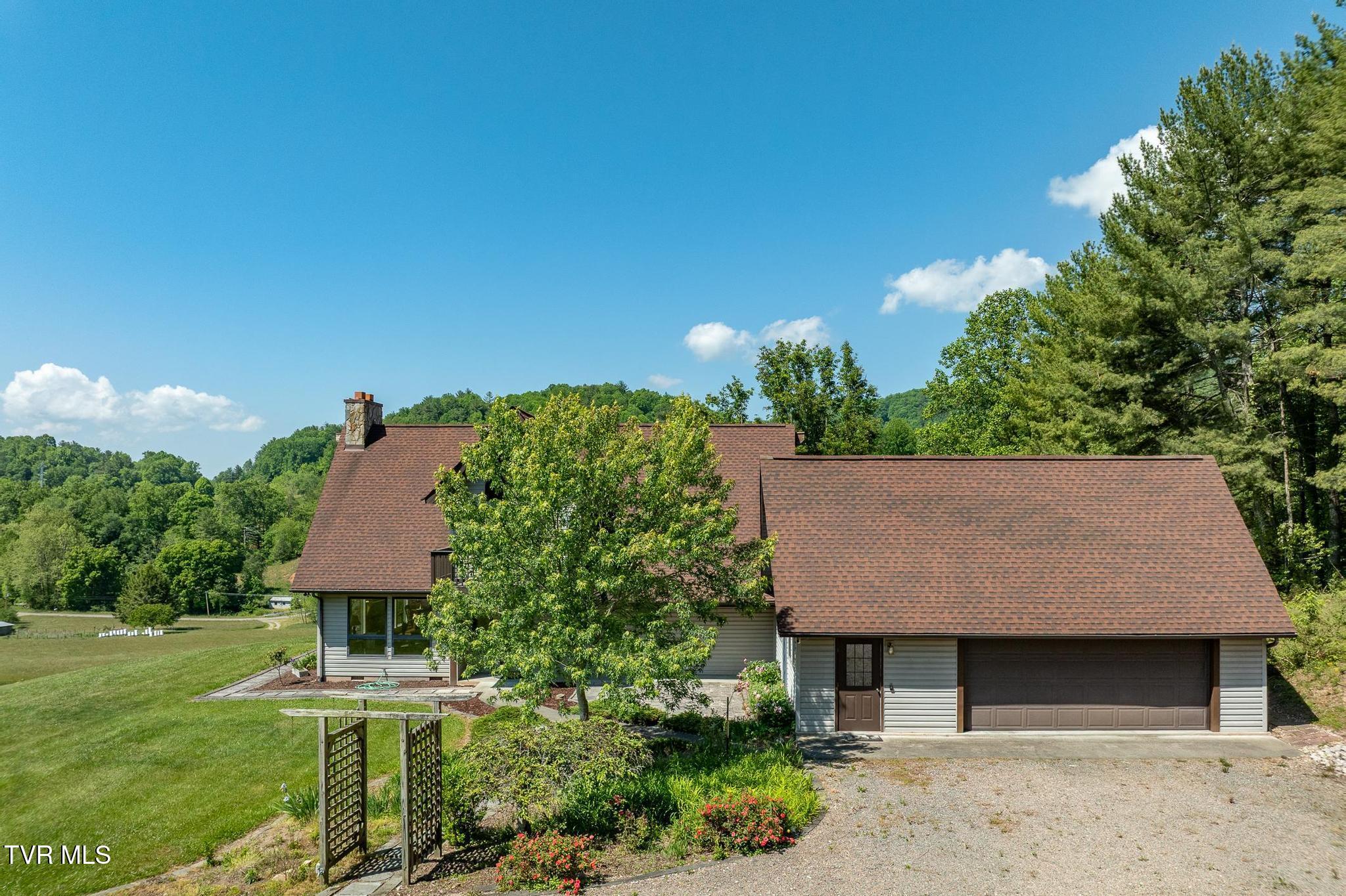 336 Mack Branch Road Mountain City, TN 37683 - Photo 5 of 94 336 Mack Branch Road (18 of 109)