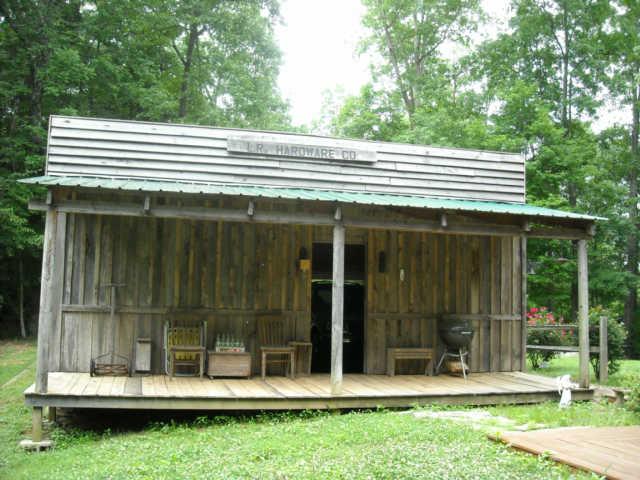 2960 Erwin Road Clarksville, TN 37043 - Photo 17 of 20 Back of Garage