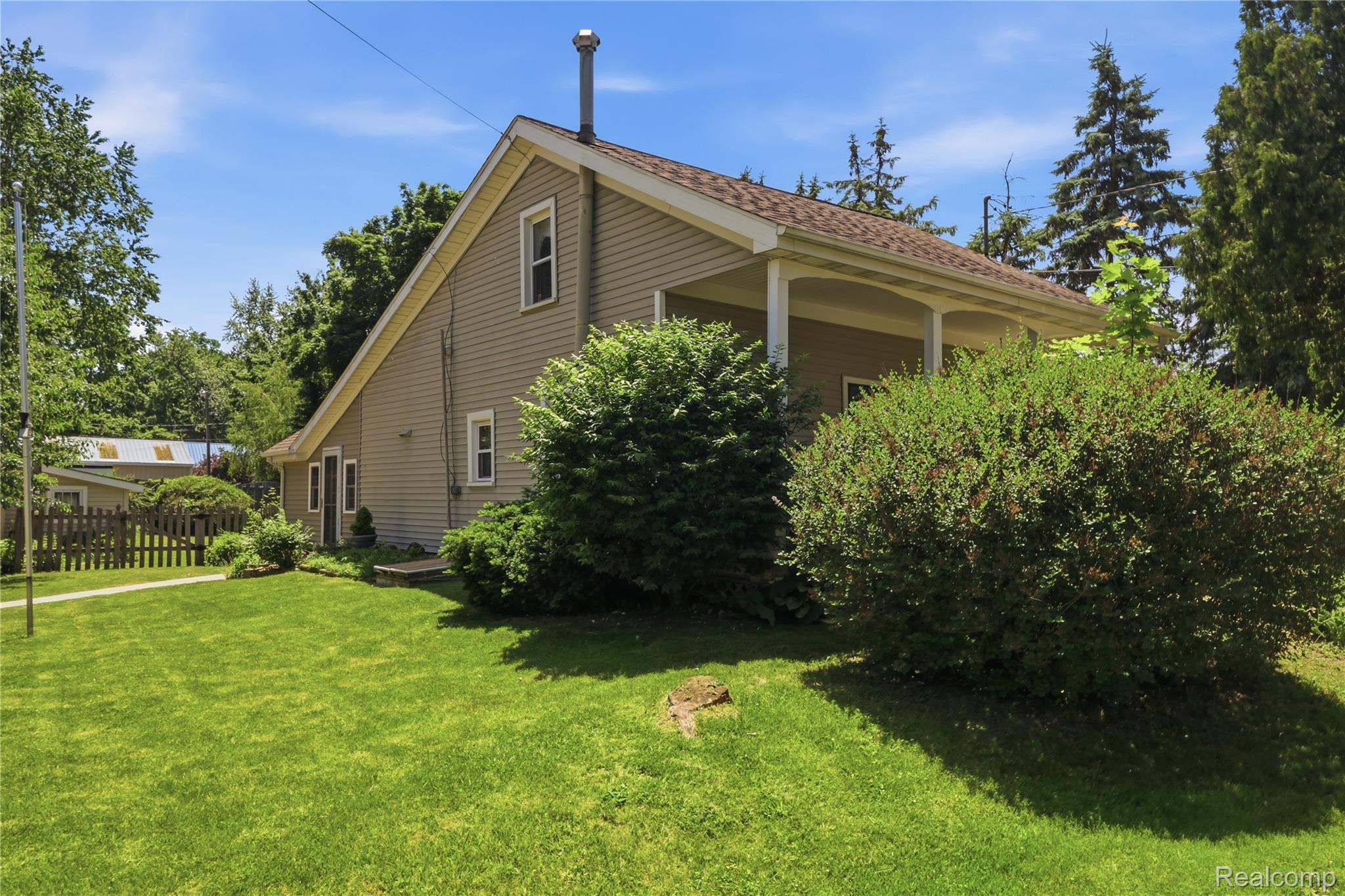 208 Flushing Street Gaines, MI 48436 - Photo 3 of 38