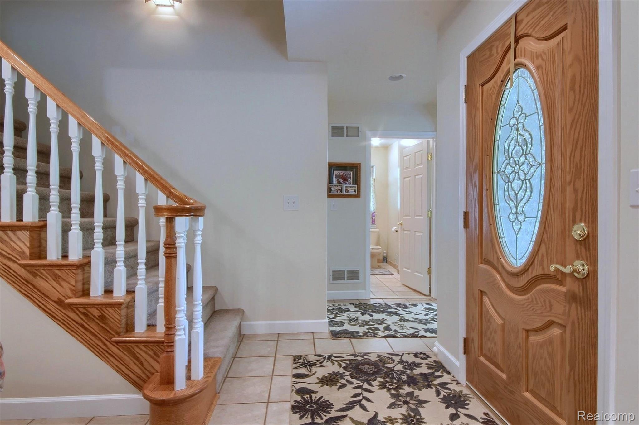 29098 Crawford Road Romulus, MI 48174 - Photo 6 of 38 6-Foyer.jpg