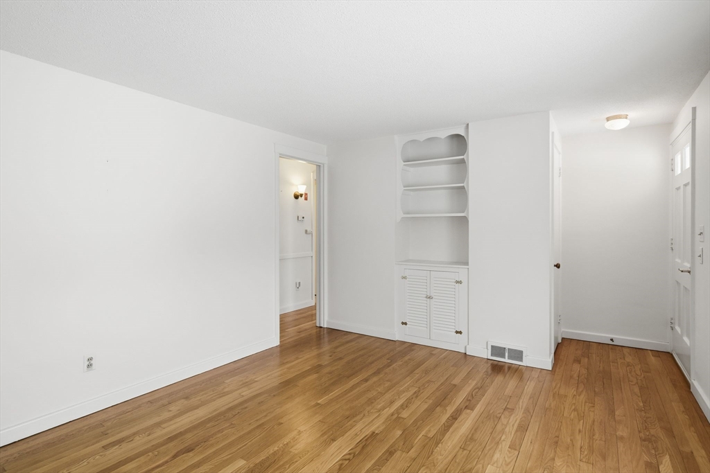 44 Amanda Street Springfield, MA 01118 - Photo 4 of 41