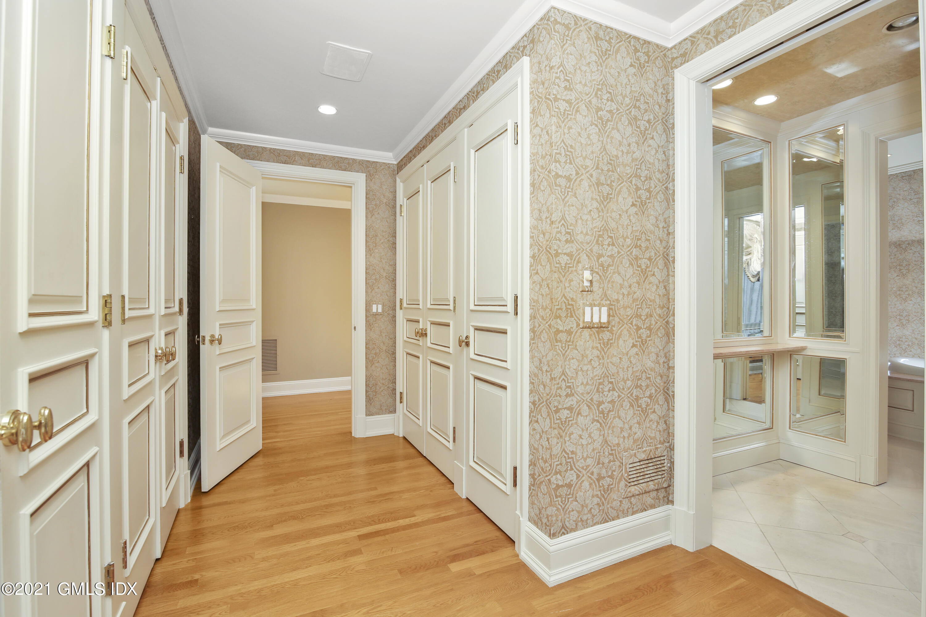 18 Lower Cross Road Greenwich, CT 06831 - Photo 24 of 40 a view of a hallway with windows