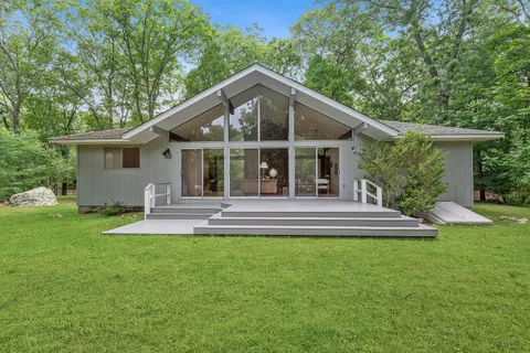 $1,400,000 | 11 Patriots Lane, East Hampton, NY 11937