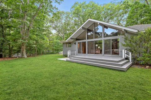 $1,400,000 | 11 Patriots Lane, East Hampton, NY 11937
