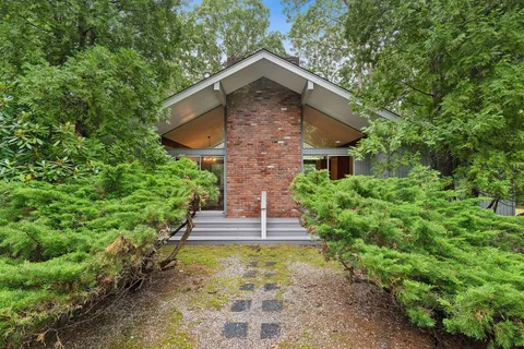 $1,400,000 | 11 Patriots Lane, East Hampton, NY 11937