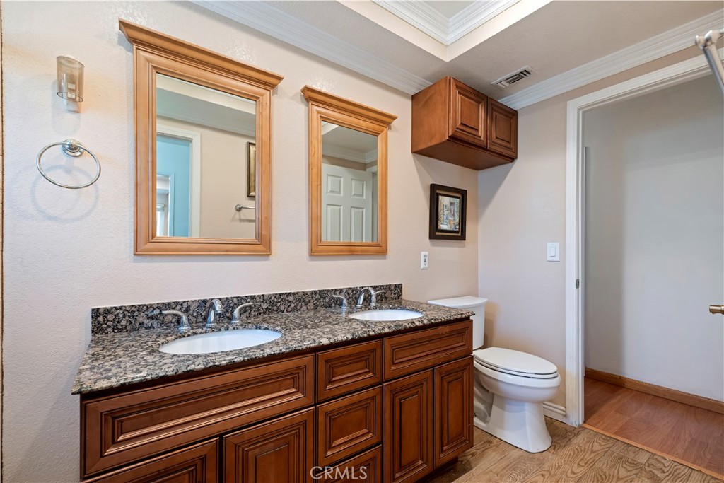 1400 Terrace Rialto, CA 92376 - Photo 20 of 40 hall bath