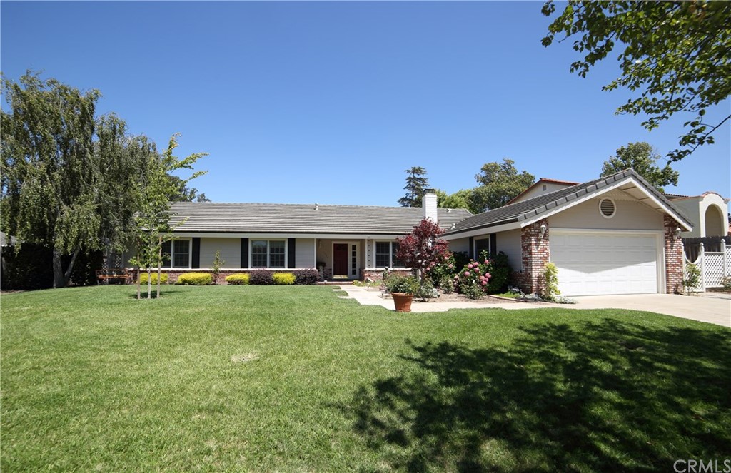 a view of a yard in front of house