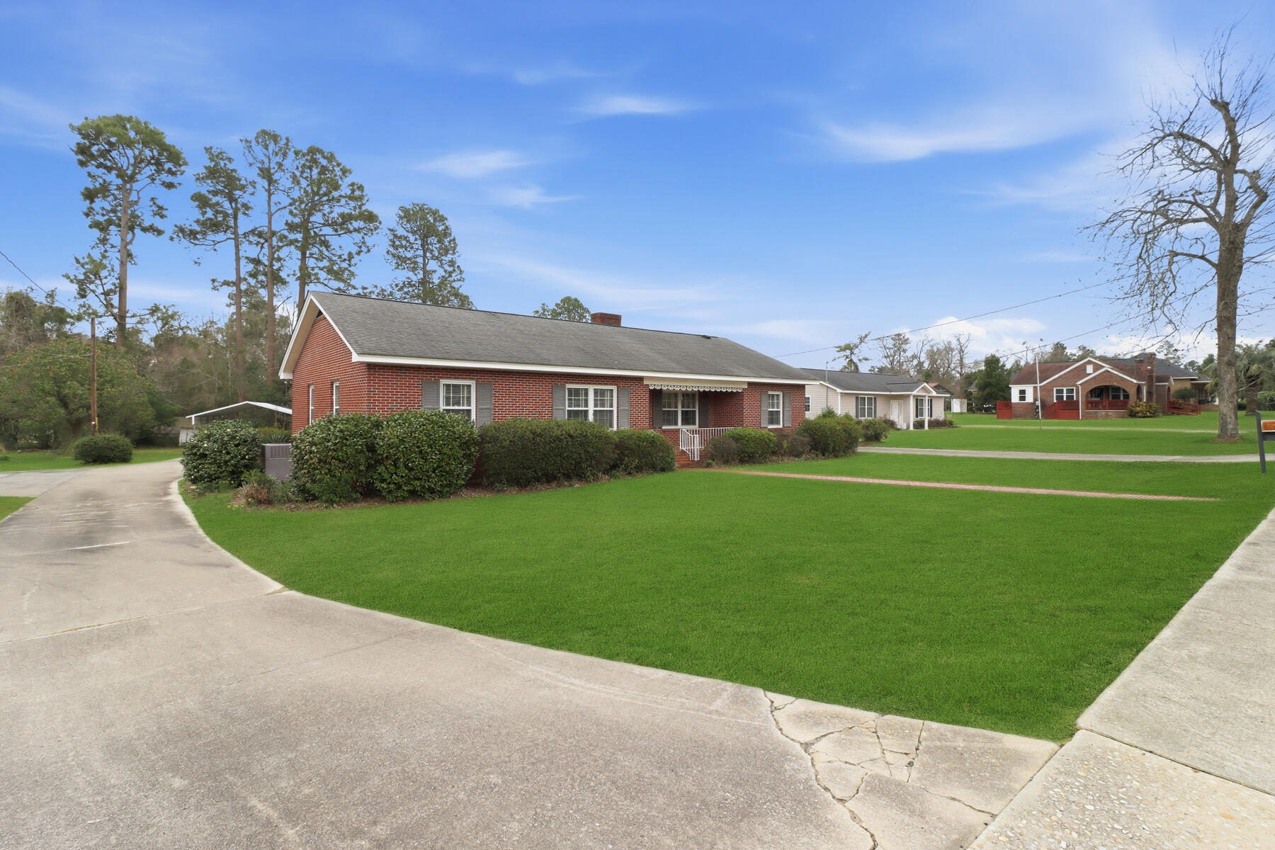 319 East Hampton Street Elloree, SC 29047 - Photo 4 of 34