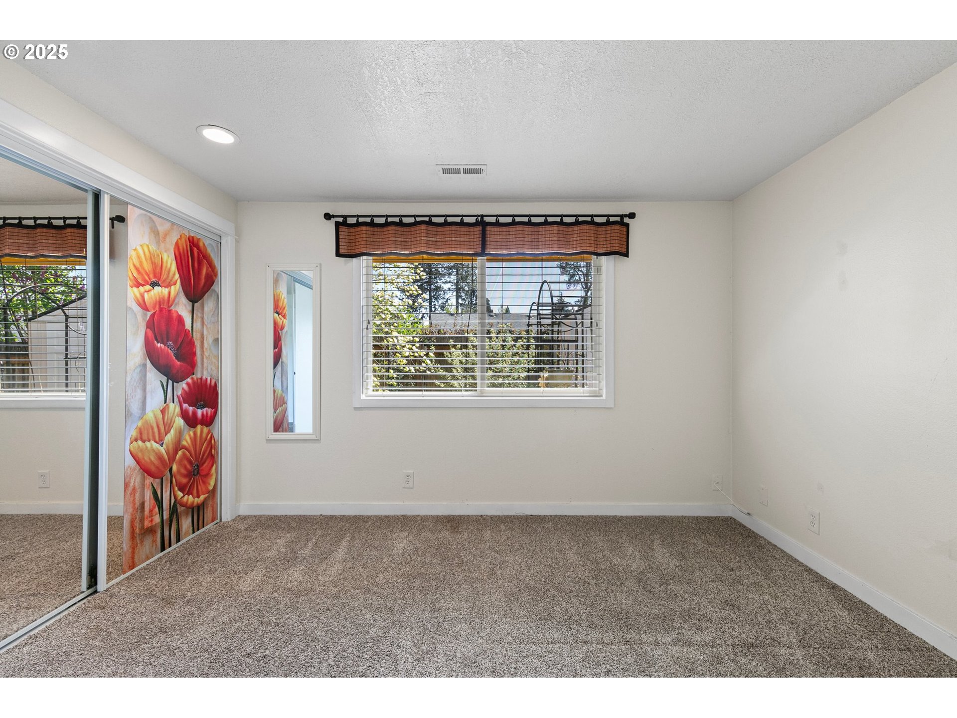 1170 Cal Young Road Eugene, OR 97401 - Photo 14 of 40 an entryway