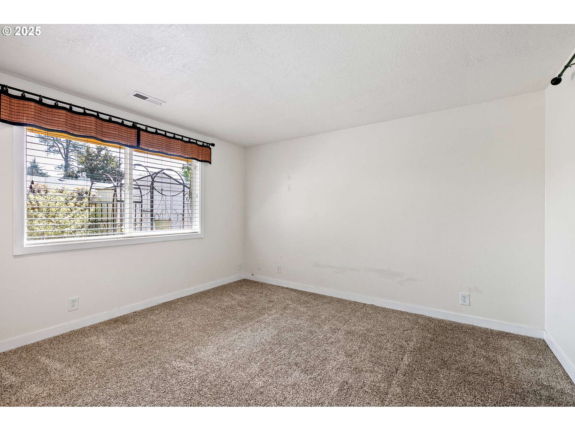 1170 Cal Young Road Eugene, OR 97401 - Photo 15 of 40 an empty room with windows
