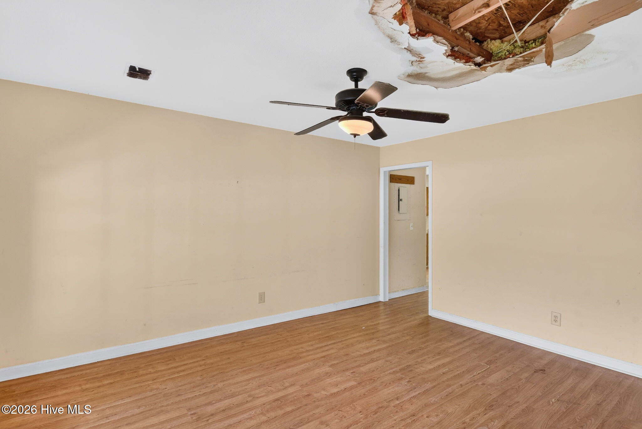 18 Pelican Point Road Wilmington, NC 28409 - Photo 4 of 36 Dining room looking towards the Kitchen