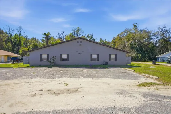 a view of a house with a yard