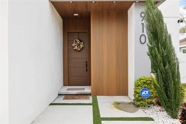 $9,000 | 910 West W Street, Tampa, FL 33602