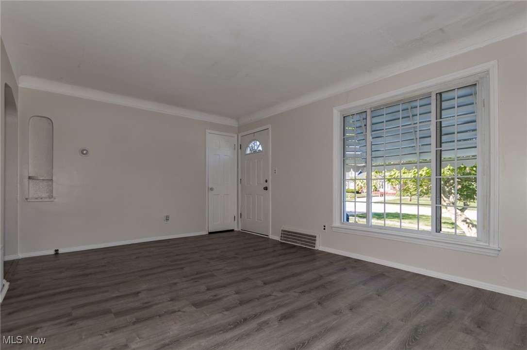 1379 Lander Road Cleveland, OH 44124 - Photo 3 of 40