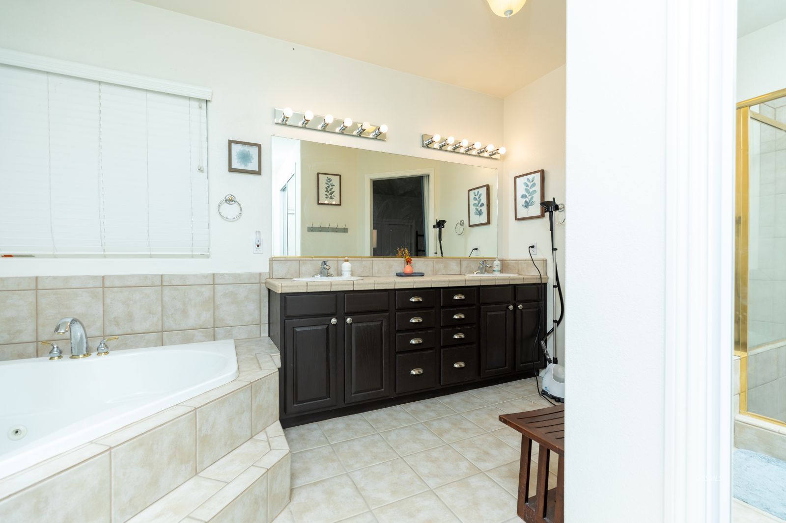648 Pinon Court Ridgecrest, CA 93555 - Photo 20 of 35 a bathroom with a bathtub sink and mirror
