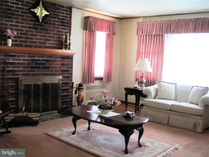27 Ark Road Medford, NJ 08055 - Photo 4 of 14 Living Room