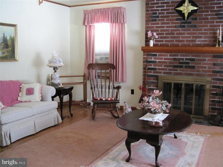 27 Ark Road Medford, NJ 08055 - Photo 6 of 14 Living Room