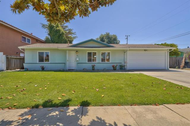 a view of house with a yard