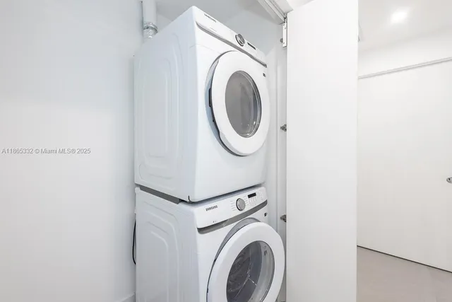 a close up view of a washer and dryer