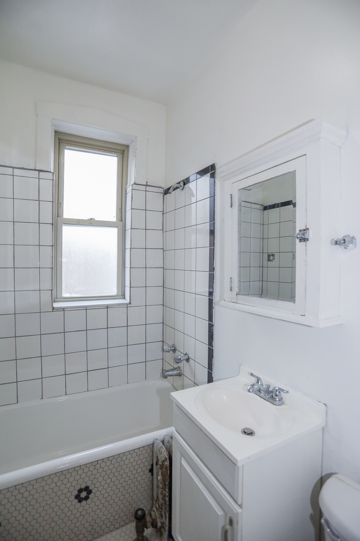 7665 North Sheridan Road, Unit 2B Chicago, IL 60626 - Photo 9 of 13