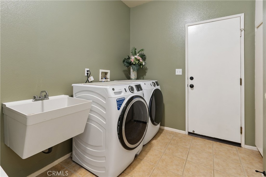 436 Cindy Circle Riverside, CA 92507 - Photo 25 of 37 Spacious laundry with sink, direct garage access
