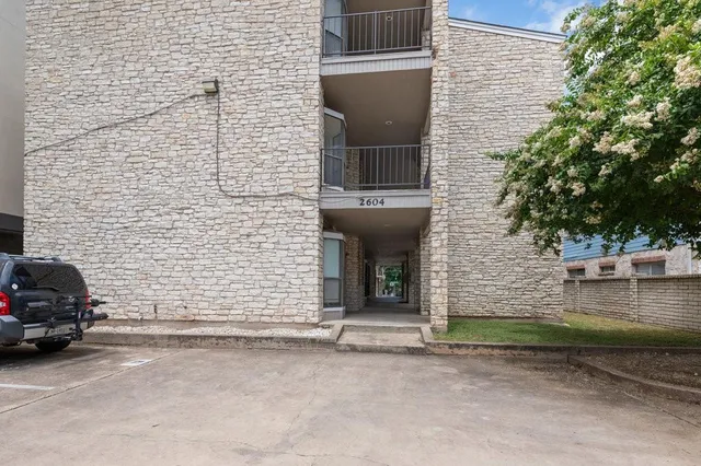 $1,295 | 2604 Salado Street, Unit 302, Austin, TX 78705