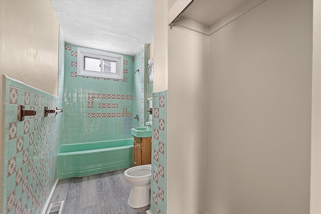 189-191 Northampton Avenue Springfield, MA 01109 - Photo 7 of 39 a bathroom with a toilet a sink and tub