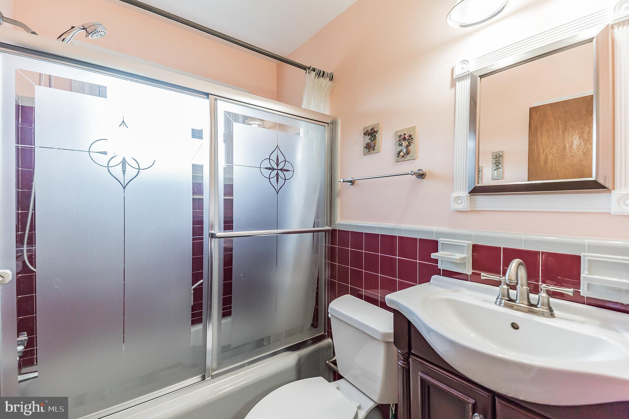 1841 Edmund Road Abington, PA 19001 - Photo 20 of 26 Full hall bath