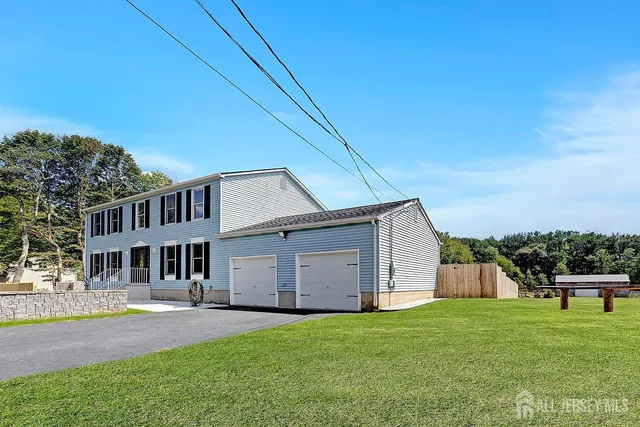 a view of a yard in front of a house
