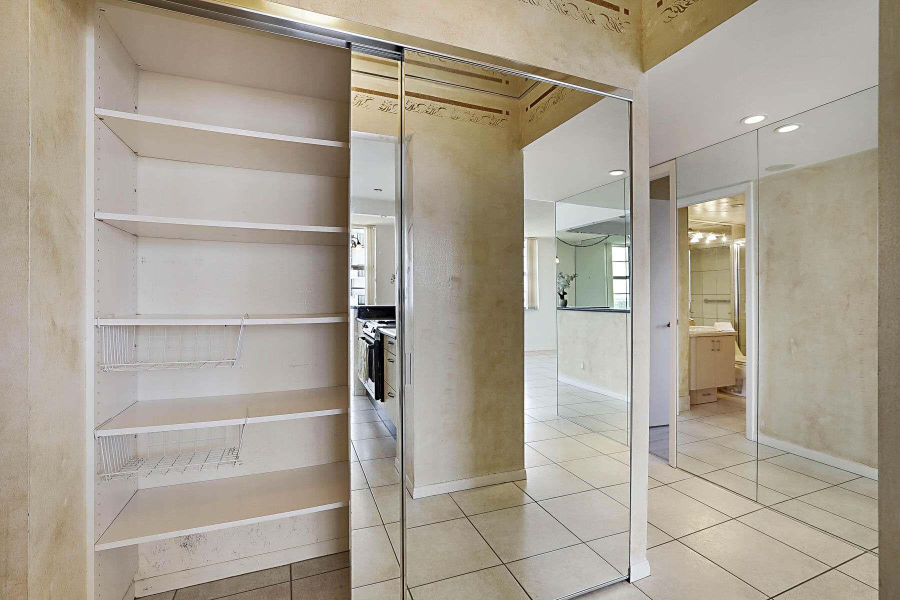 2121 North Ocean Boulevard, Unit 1201E Boca Raton, FL 33431 - Photo 20 of 62 Pantry