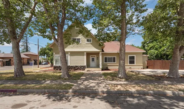 $699,000 | 101 West Lockeford Street, Lodi, CA 95240
