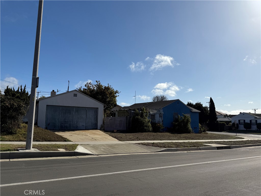 1971 Middlebrook Road Torrance, CA 90501 - Photo 2 of 3 Garage side