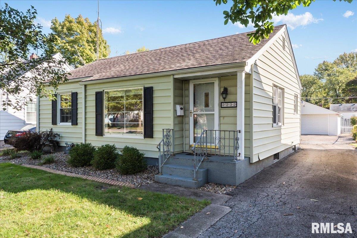 2232 South Spring Street Springfield, IL 62704 - Photo 1 of 27