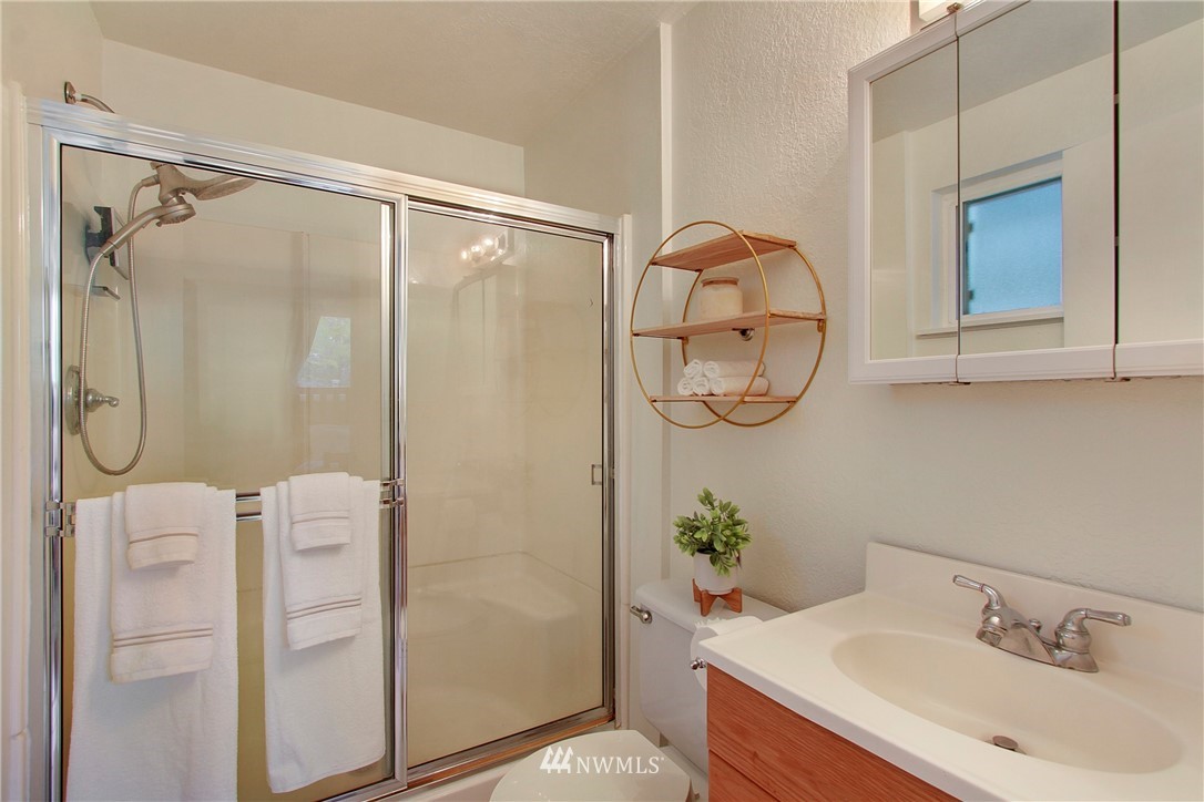 1813 Aberdeen Avenue Southeast Renton, WA 98055 - Photo 13 of 22 a bathroom with a shower sink and mirror