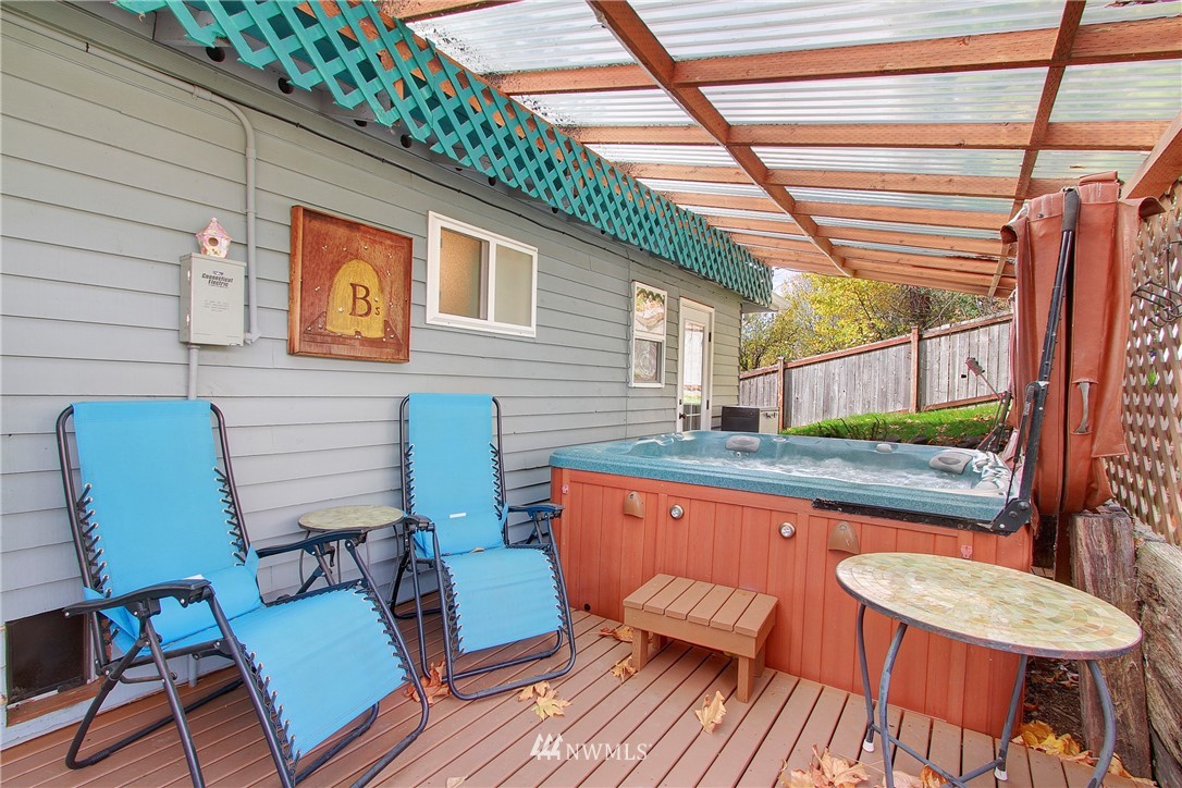 1813 Aberdeen Avenue Southeast Renton, WA 98055 - Photo 19 of 22 a view of a chairs and table in the balcony
