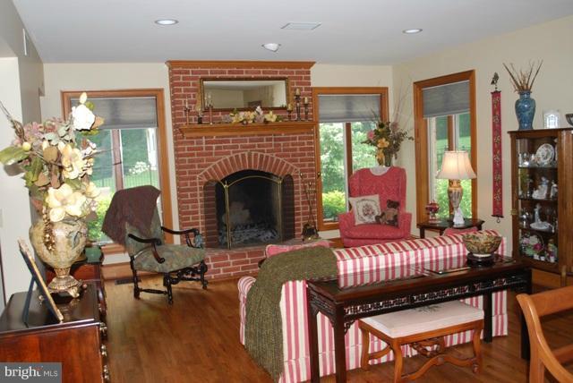 5339 Hines Road Frederick, MD 21704 - Photo 7 of 24 Living Room