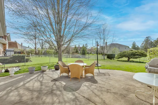 $799,900 | 730 Castlewood Lane, Deerfield, IL 60015