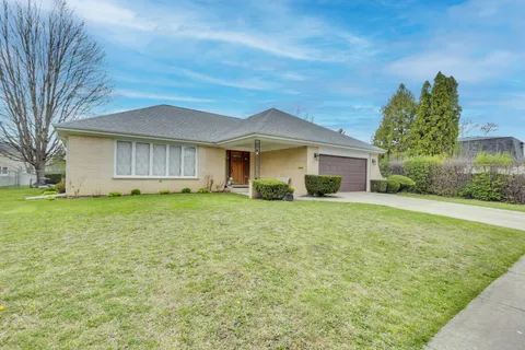 $789,900 | 730 Castlewood Lane, Deerfield, IL 60015