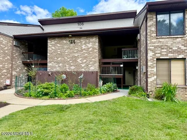 $2,200 | 166 Cross Slope Court, Unit H, Manalapan, NJ 07726