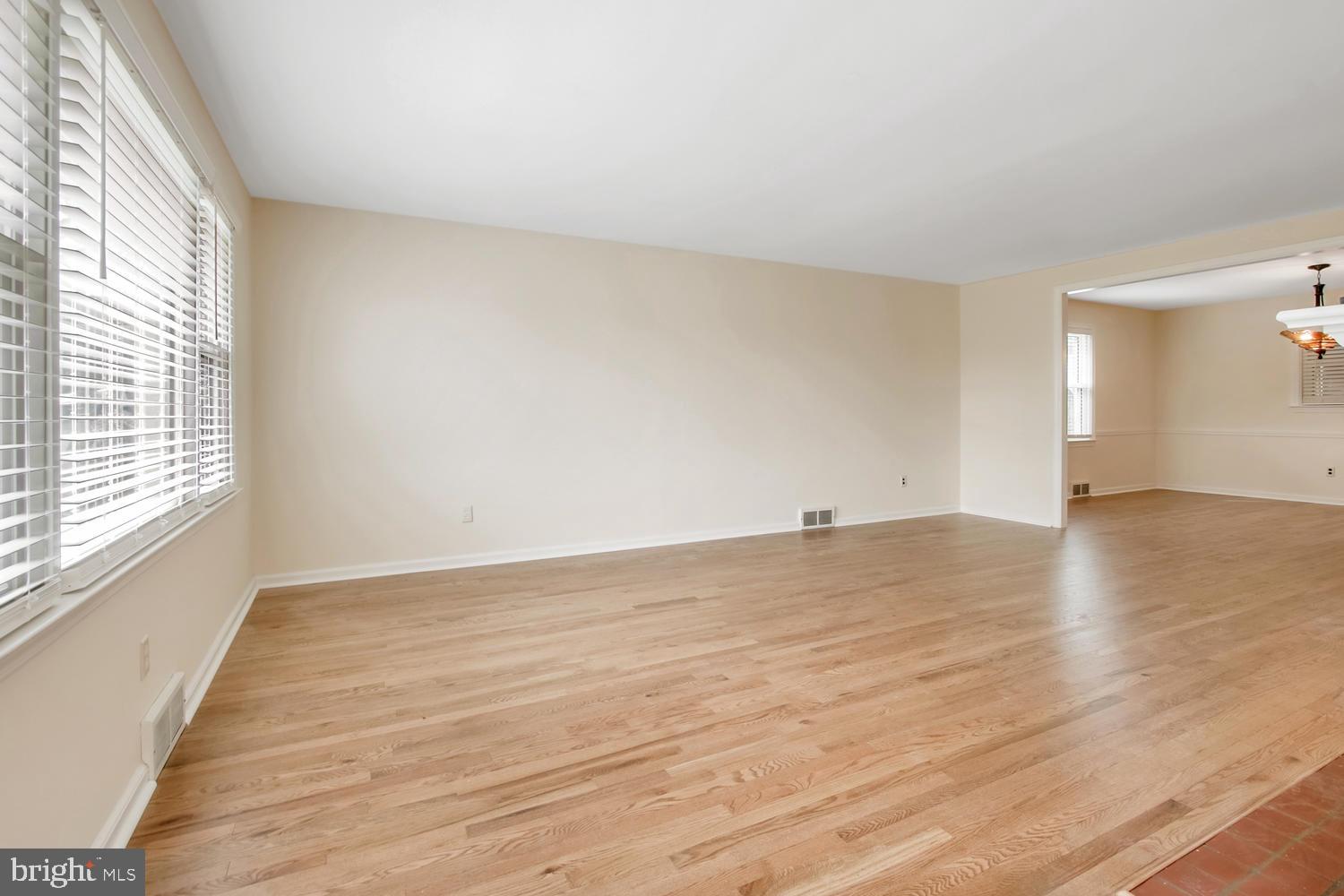 227 Murphy Road Wilmington, DE 19803 - Photo 3 of 25 Well-sized bright & airy living room
