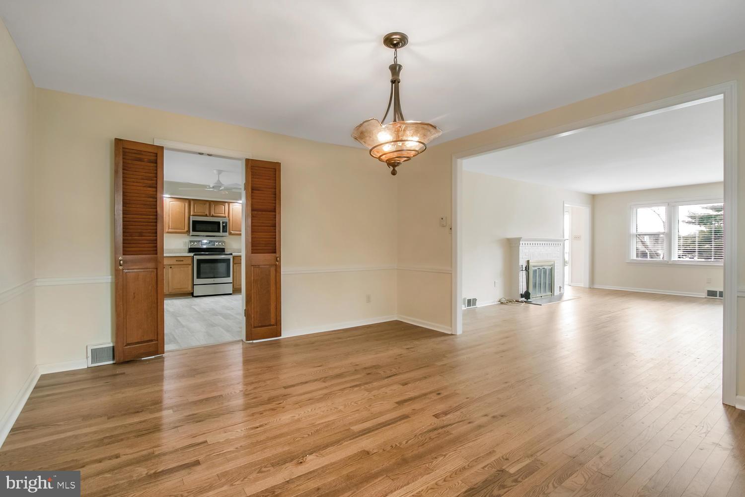 227 Murphy Road Wilmington, DE 19803 - Photo 6 of 25 Formal DR w/ wide opening from LR