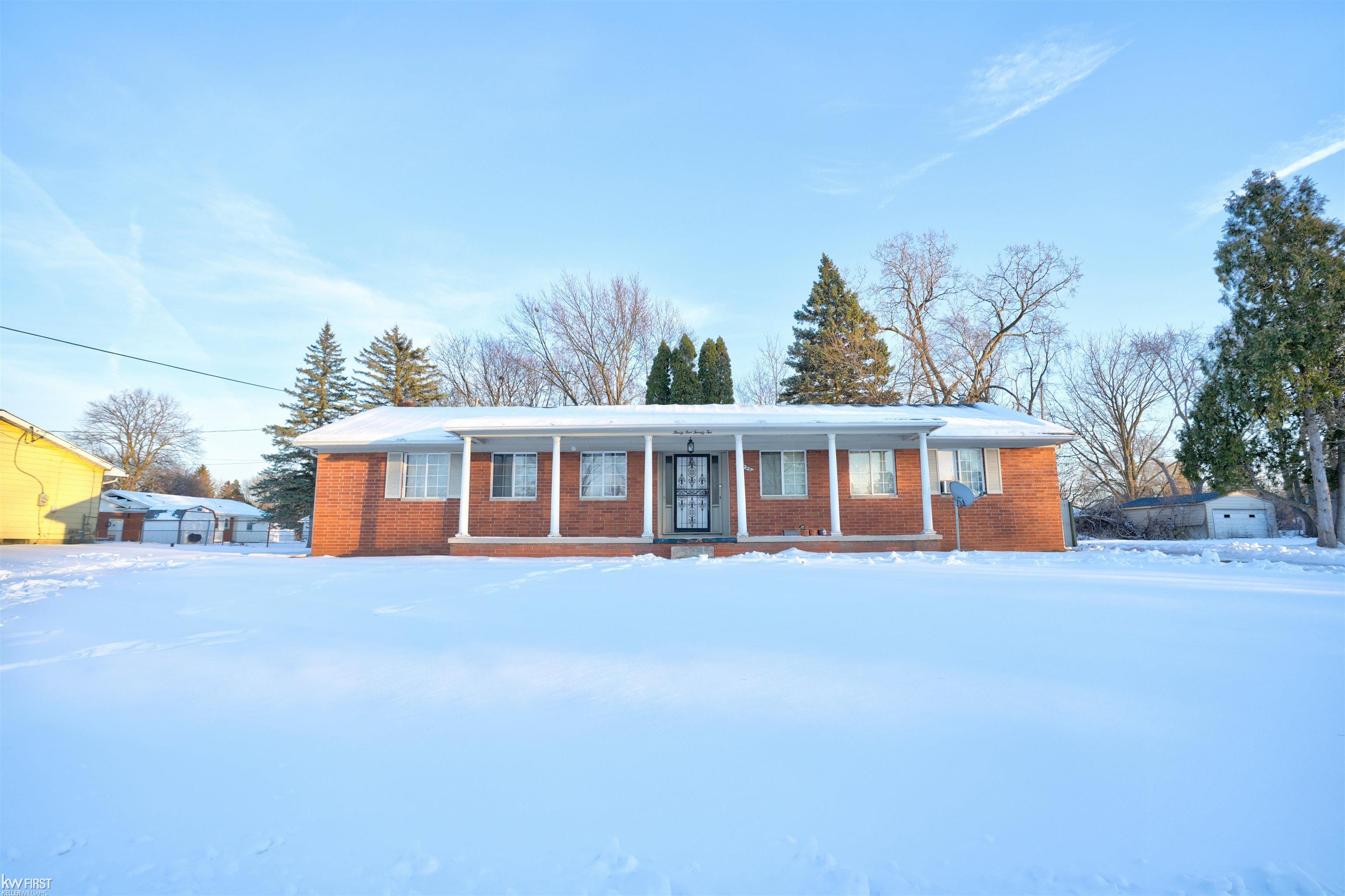 3522 Ridgecliffe Drive Flint, MI 48532 - Photo 4 of 34 50196578-3ff0669e-303d-458d-be10-9511ebc05821.JPG
