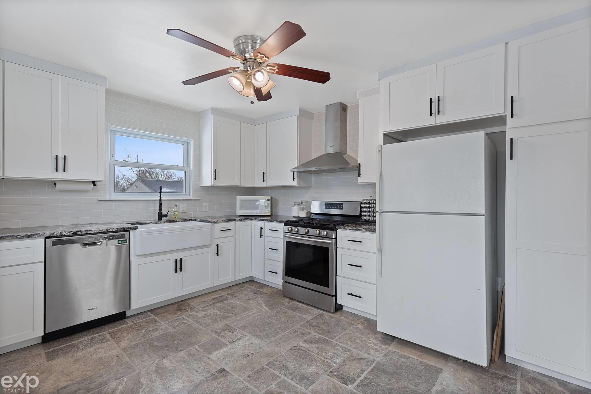 752 Capac Road Allenton, MI 48002 - Photo 8 of 28 50136577-751f3d30-fc1f-416b-87c4-8766e8fab5df.JPG