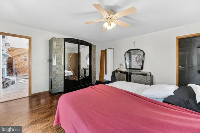 a view of a house with backyard and garden