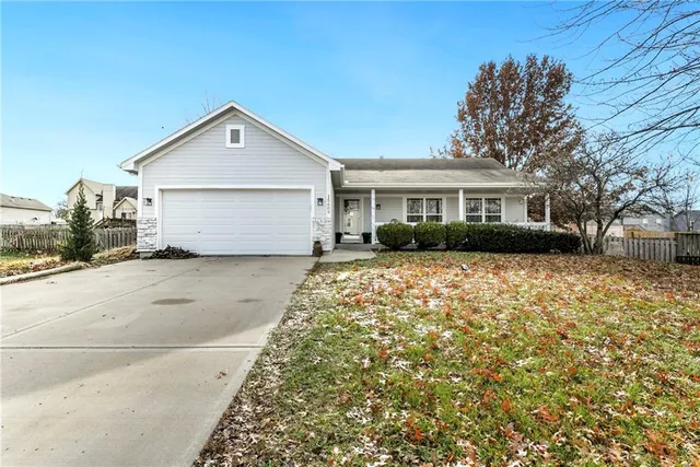 $370,000 | 15609 Pebble Drive, Basehor, KS 66007