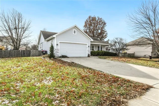 $370,000 | 15609 Pebble Drive, Basehor, KS 66007